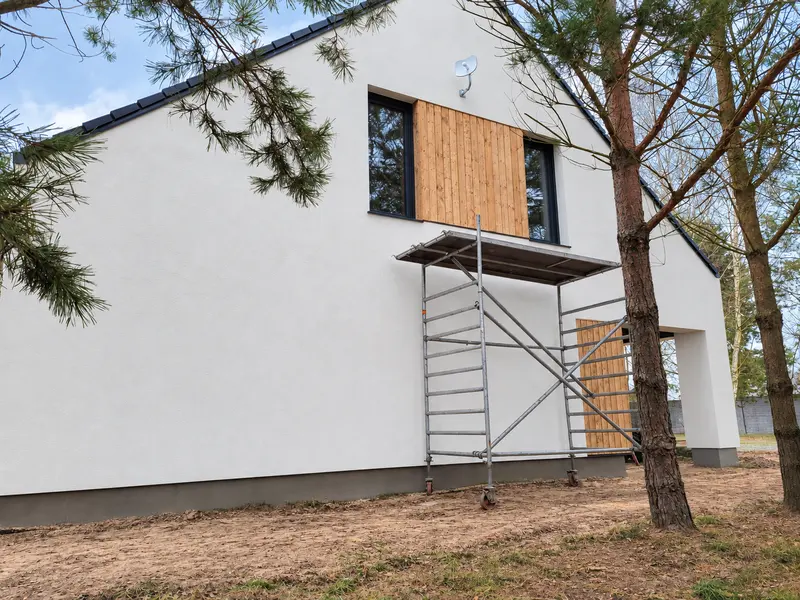 Dom z elewacją drewnianą - tynk i montaż okładzin